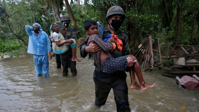 Binh sĩ quân đội sơ tán người dân khỏi khu vực lũ lụt đến nơi an toàn hơn khi bão Yaas đổ bộ vào bang Tây Bengal, Ấn Độ hồi tháng 5 năm 2021. Ảnh: RT