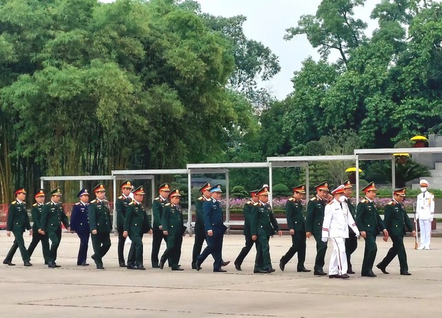 Đoàn đại biểu Bộ Quốc phòng vào Lăng viếng Chủ tịch Hồ Chí Minh. Ảnh: VGP.
