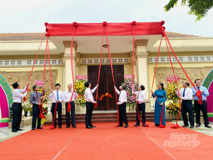 Lãnh đạo tỉnh Đồng Tháp thực hiện nghi thức khánh thành nhà trưng bày Chủ tịch Hồ Chí Minh với Cách mạng Việt Nam tại Khu Di tích Nguyễn Sinh Sắc, TP Cao Lãnh. Ảnh: Lê Hoàng Vũ.