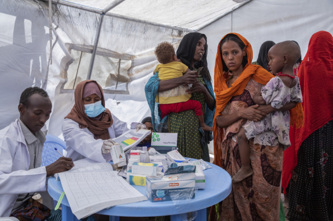 Một đội ngũ y tế và dinh dưỡng di động phát thuốc men cho trẻ em và người dân Ethiopia hôm 10 tháng 5 năm 2022. Ảnh: UNICEF/AP