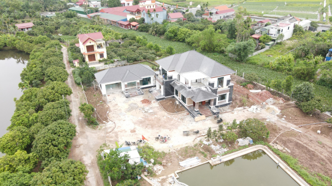 Căn biệt thự xây dựng trái phép rộng hơn 300m2 của ông Nguyễn Mạnh Hùng đang được hoàn thiện. Ảnh: Đinh Mười.
