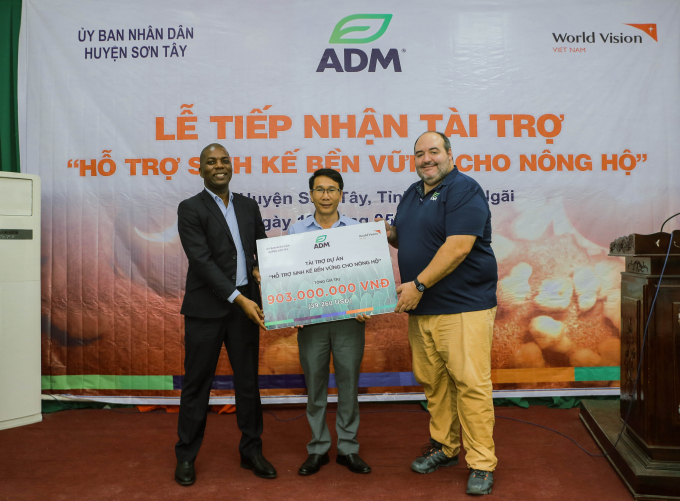 Đại diện của ADM trao tặng quỹ tài trợ cho đại diện huyện Sơn Tây, tỉnh Quảng Ngãi. 