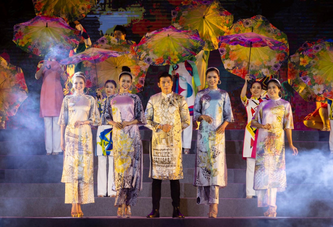 Bộ sưu tập áo dài của Việt Hùng trong đêm bế mạc Lễ hội Làng Sen.