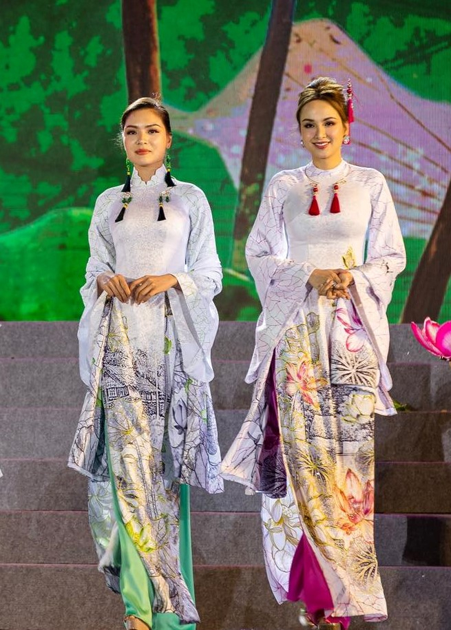 Hoa hậu Diễm Hương và siêu mẫu Vân Anh trình diễn áo dài.