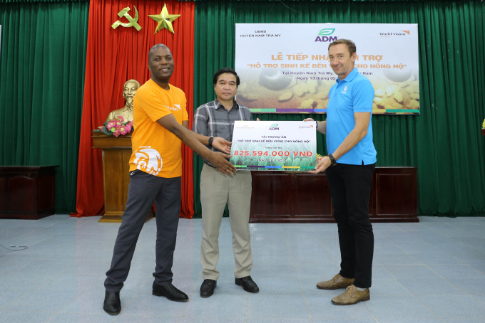 Đại diện của ADM trao tặng quỹ tài trợ cho đại diện huyện Nam Trà My, Quảng Nam.