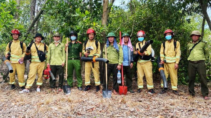Chi cục Kiểm lâm Vùng IV phối hợp với các địa phương tổ chức chữa cháy rừng.
