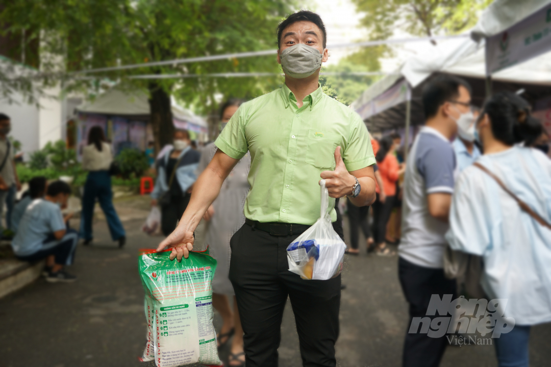 Gạo là một trong những sản phẩm được nhiều người lao động chọn mua tại Phiên chợ. Ảnh: Nguyễn Thủy.