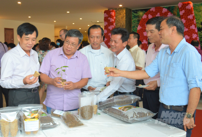 Đại biểu thăm khu trưng bày các kết quả về chương trình canh tác lúa bền vững SRP và thúc đẩy sáng tạo chế biến rơm rạ. Ảnh: Trung Chánh.