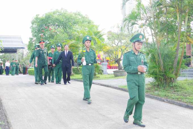 Tiễn đưa các anh hùng liệt sĩ về nơi an nghỉ cuối cùng. Ảnh: QĐ.