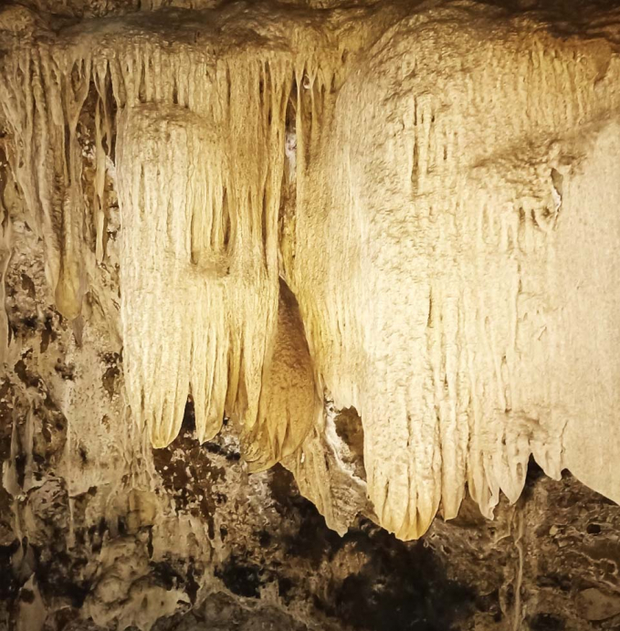 Những nhũ đá lung linh, kỳ thú trong hang Kết Hoi ở Pha Mu. Ảnh: Hồng Nhung.