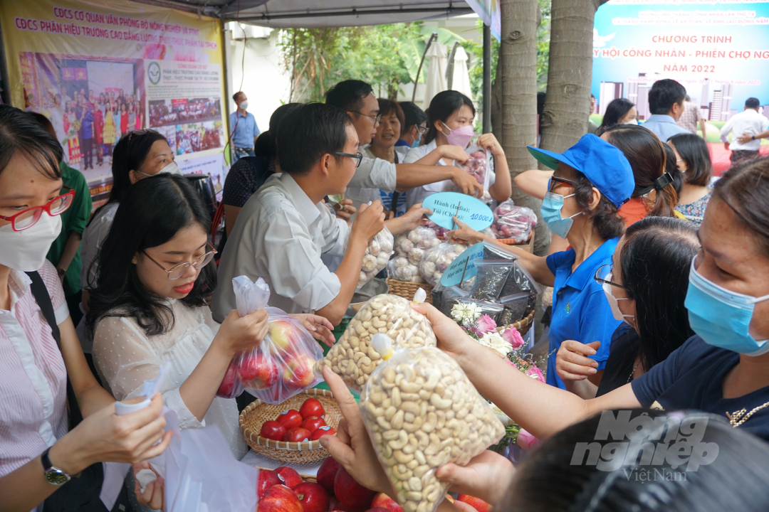 Gian hàng của Văn phòng Cục Bảo Vệ thực vật thu hút nhiều công đoàn viên. Ảnh: Nguyễn Thủy.