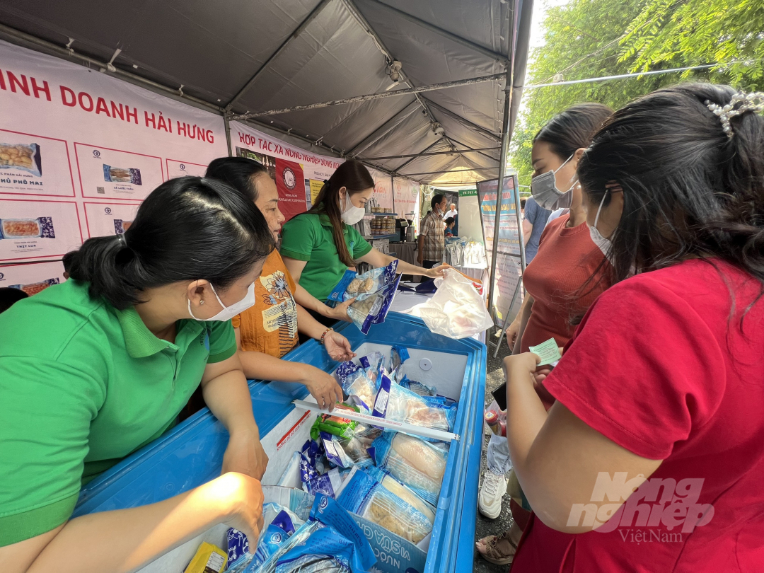 Gian hàng của Hộ Kinh doanh Hải Hưng (TP.HCM) được nhiều công đoàn viên ghé thăm quan và mua hàng. Ảnh: Nguyễn Thủy.