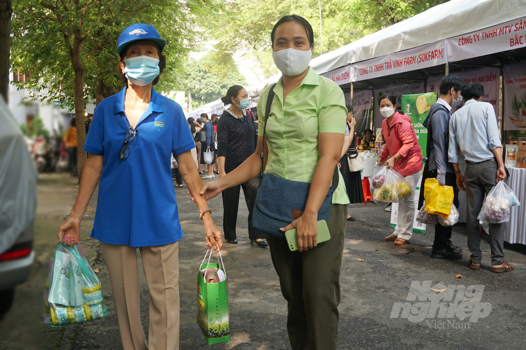 Chị Mai Thị Lan Phương, Công ty CP Khử trùng Việt Nam và mẹ cùng tham Ngày hội. Ảnh: Nguyễn Thủy.