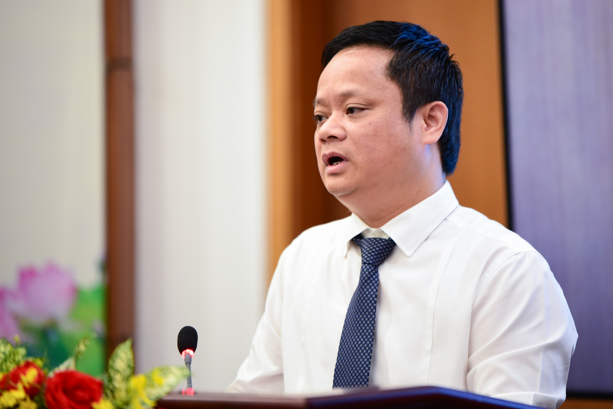 Ông Vũ Minh Tuấn, Phó Chủ nhiệm Văn phòng Quốc hội thông tin về kỳ họp. Ảnh: Tùng Đinh.