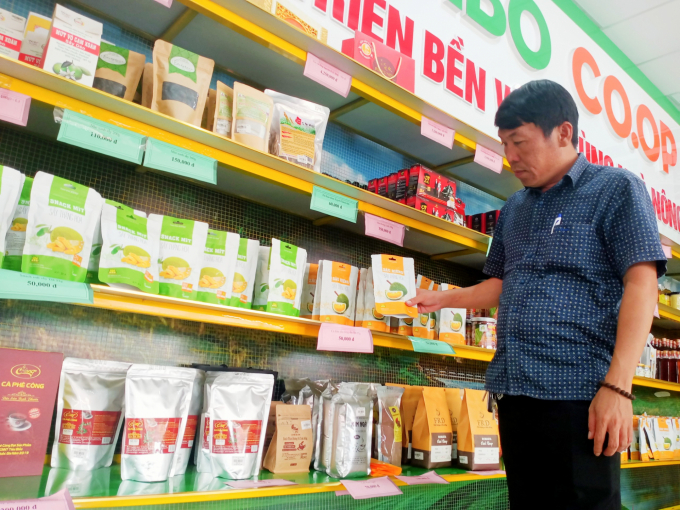 Mr. Ba Dao's dried sublimation (frozen) durian products are also on sale in store chains specializing in the trading of clean agricultural, OCOP products. Photo: Tran Trung.