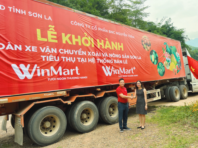 Ông Nguyễn Trọng Tuấn, Giám đốc Khối Winmart tại lễ khởi hành vận chuyển xoài và nông sản Sơn La. Ảnh: MSN.