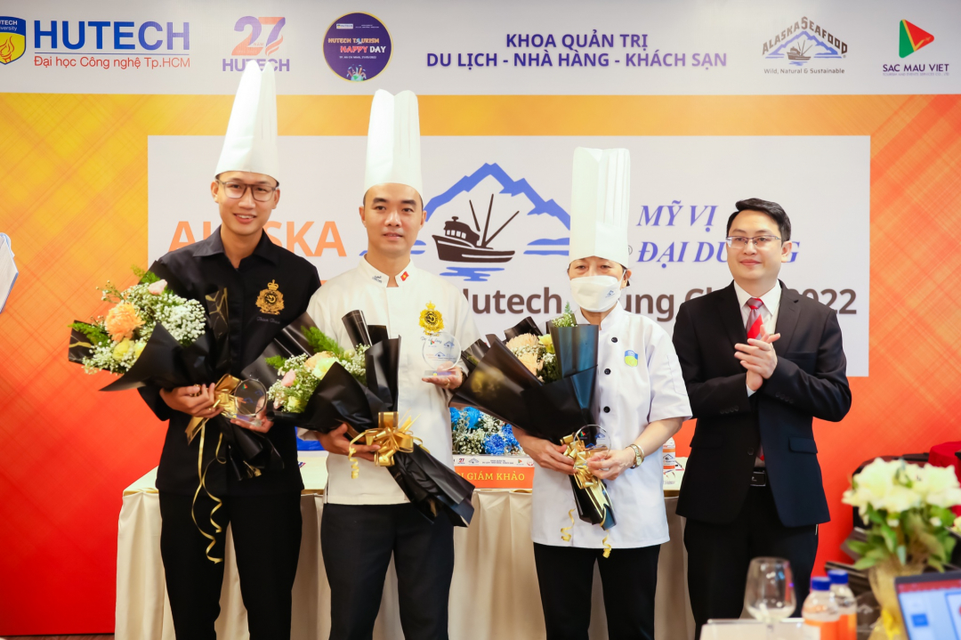 Các 'đầu bếp tương lai' chiến thắng tại cuộc thi 'Hutech Young Chefs 2022' với chủ đề 'Hải sản Alaska - Mỹ vị đại dương'.