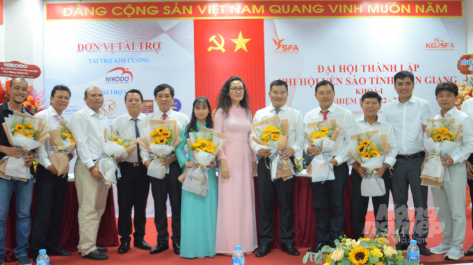 Đại hội đã bầu Ban chấp hành Chi Hội yến sào tỉnh Kiên Giang gồm 9 thành viên, ông Trần Phước Ninh (thứ 5, từ phải qua) được tin nhiệm bầu là Chi Hội trưởng. Ảnh: Trung Chánh.