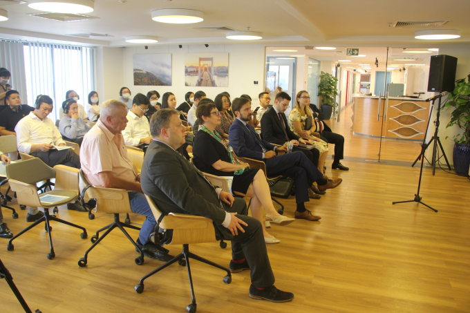 Representatives of embassies and experts attended the forum. Photo: Hoang Giang.