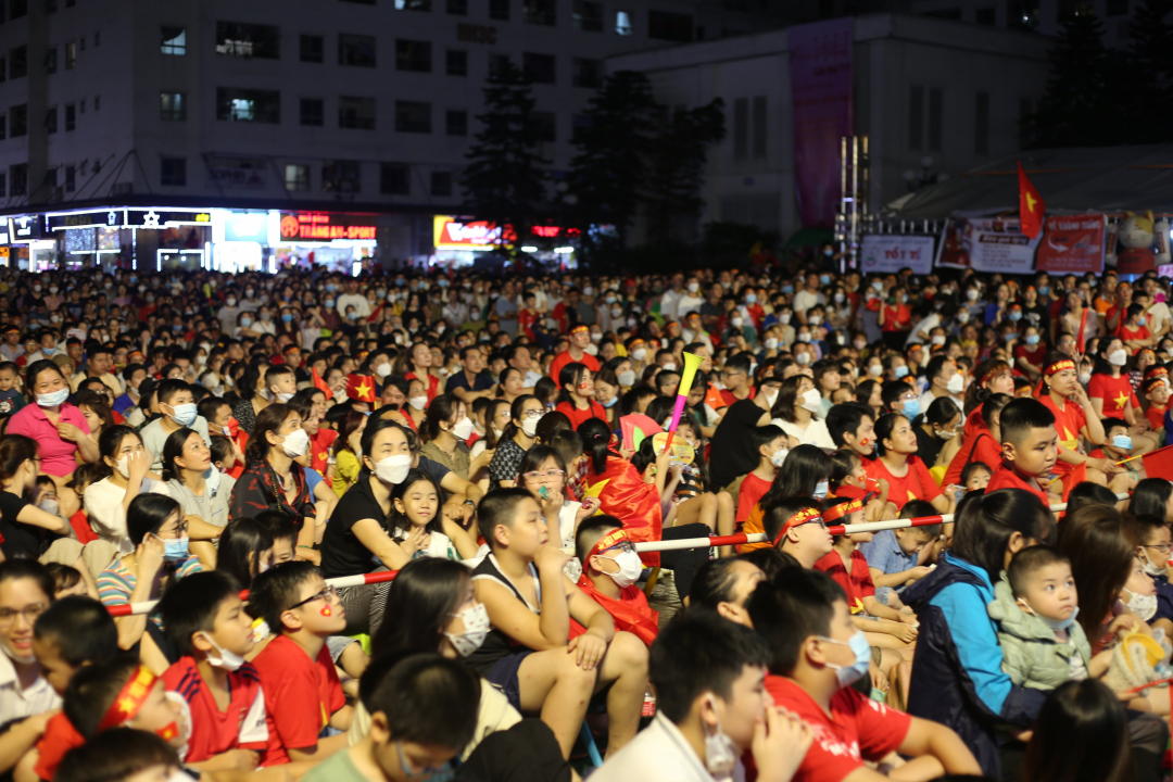 Được biết, trong nhiều năm qua tại tổ hợp chung cư HH Linh Đàm đã nhiều lần tổ chức thuê màn LED cỡ lớn để hàng vạn cư dân, người dân trong khu vực có thể theo dõi các trận đấu của thầy trò Park Hang-Seo ở nhiều giải thi đấu khác nhau. Ảnh: Hùng.