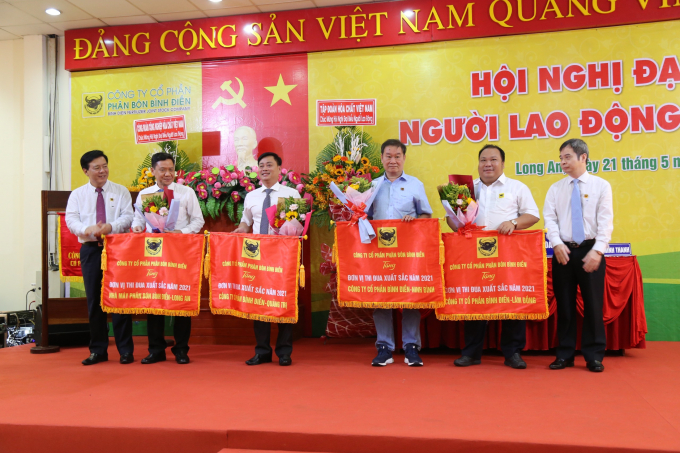 Các cá nhân được khen thưởng của Công ty vì những cố gắng trong năm 2021. Ảnh: Ngọc Vân.