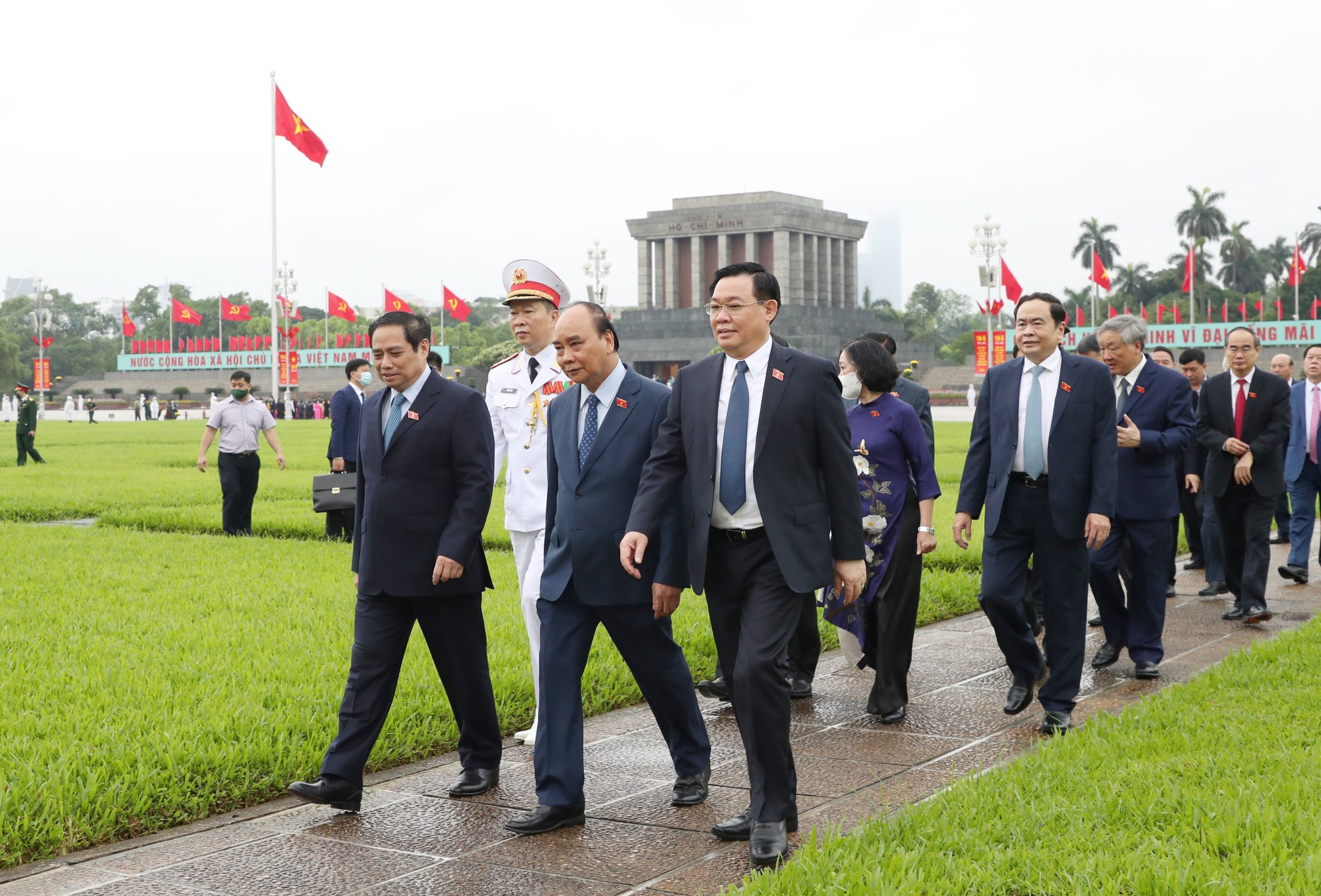 Sáng 23/5, tại Hà Nội, trước giờ khai mạc Kỳ họp thứ 3 Quốc hội khóa XV, các đồng chí lãnh đạo Đảng và Nhà nước, Mặt trận Tổ quốc Việt Nam cùng các vị đại biểu Quốc hội đã tới đặt vòng hoa và vào Lăng viếng Chủ tịch Hồ Chí Minh.