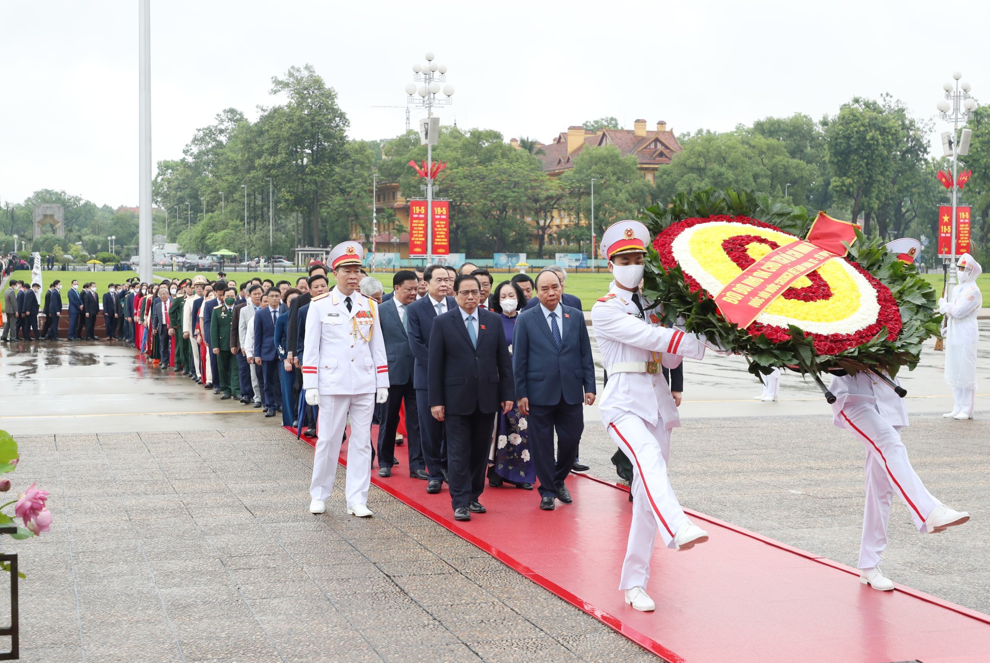 Chủ tịch nước Nguyễn Xuân Phúc, Thủ tướng Chính phủ Phạm Minh Chính, Chủ tịch Quốc hội Vương Đình Huệ dẫn đầu Đoàn đại biểu tới đặt vòng hoa, vào Lăng viếng Chủ tịch Hồ Chí Minh.