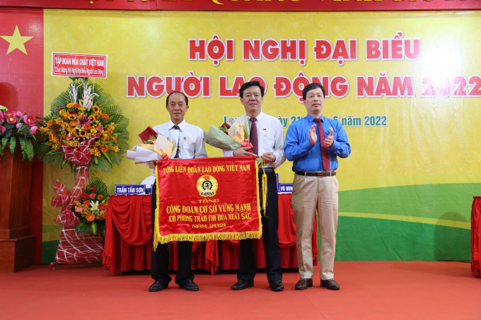 Công đoàn Công ty Phân bón Bình Điền đón nhận cờ của Tổng Liên đoàn Lao động Việt Nam trao tặng là Công đoàn cơ sở vững mạnh có phong trào thi đua xuất sắc. Ảnh: Ngọc Vân.