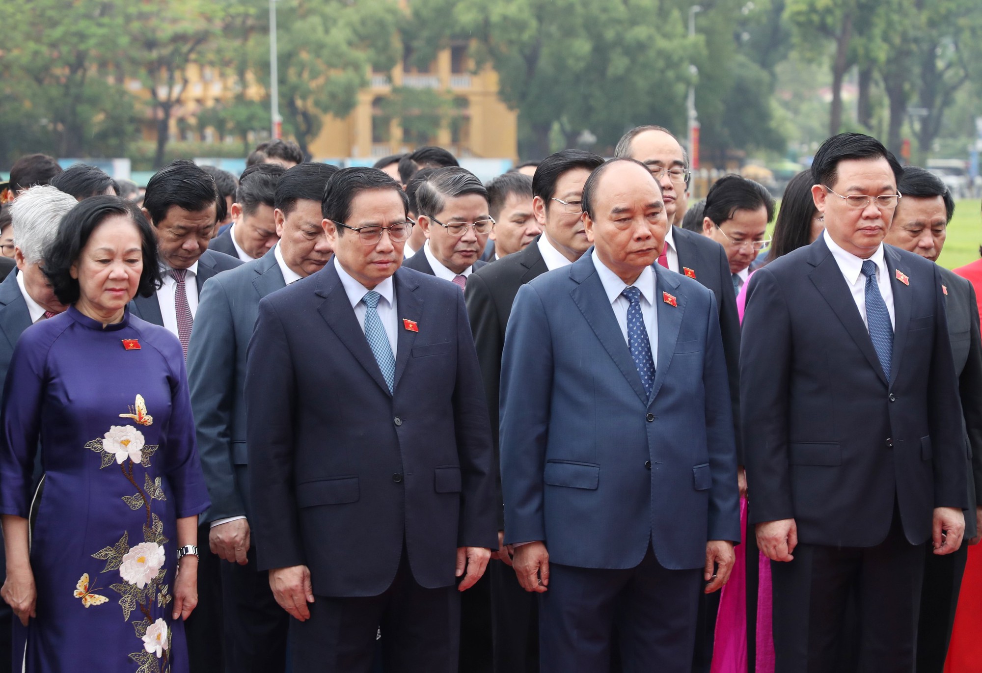 Trong tiếng quân nhạc trang nghiêm, các đồng chí lãnh đạo Đảng, Nhà nước, các đại biểu Quốc hội kính cẩn nghiêng mình, bày tỏ lòng thành kính trước anh linh Chủ tịch Hồ Chí Minh.