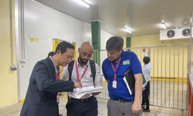 Experts from the USA inspecting the irradiation process of Toan Phat Irradiation Factory. Photo: TL.