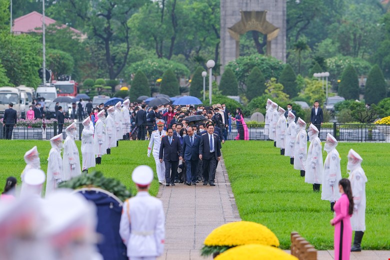 Lãnh đạo Đảng, Nhà nước, Chính phủ, Quốc hội, Mặt trận Tổ quốc Việt Nam và các đại biểu Quốc hội tới đặt vòng hoa và vào Lăng viếng Chủ tịch Hồ Chí Minh.