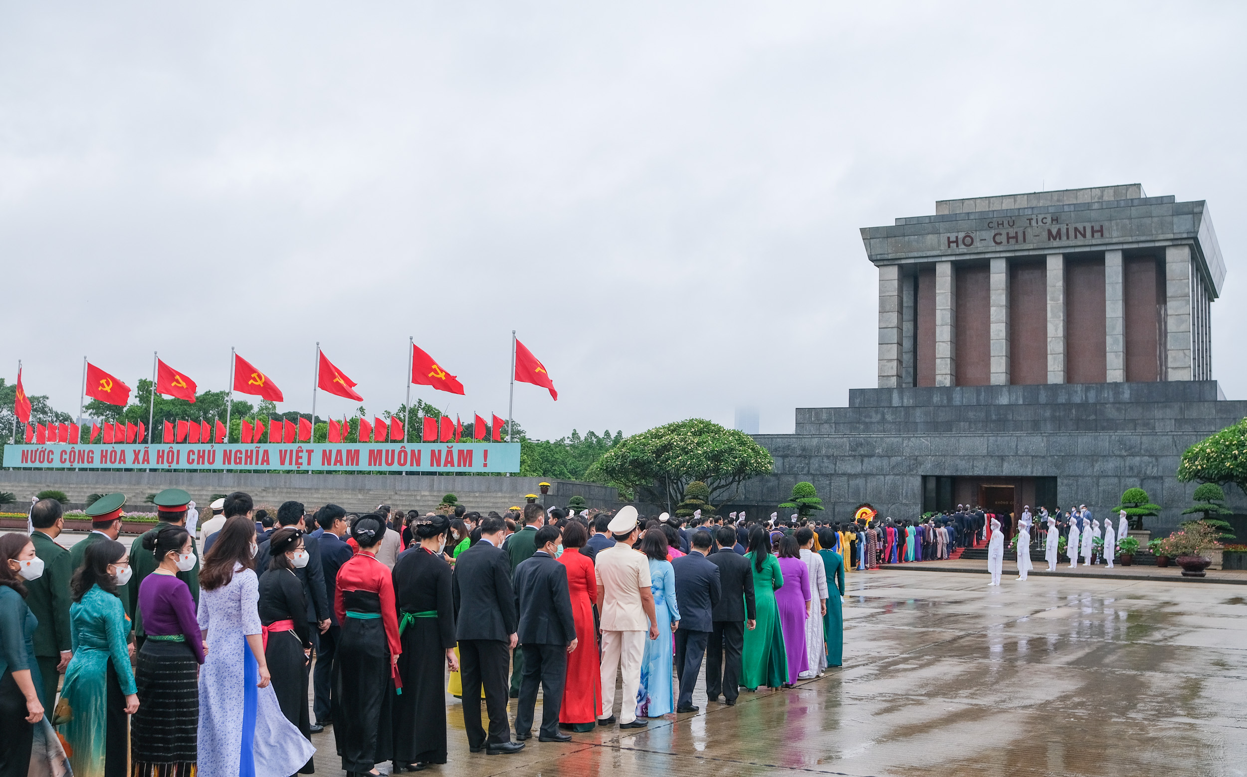 Lãnh đạo Đảng, Nhà nước và các đại biểu Quốc hội vào Lăng viếng Chủ tịch Hồ Chí Minh trước khai mạc Kỳ họp thứ 3, Quốc hội khoá XV.