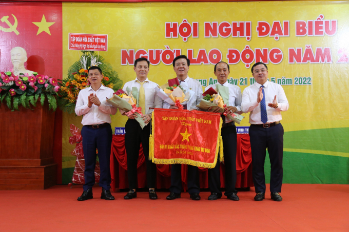 Công ty Phân bón Bình Điền đón nhận cờ thi đua là đơn vị xuất sắc trong năm 2021 của Tập đoàn Hoá chất Việt Nam. Ảnh: Ngọc Vân.