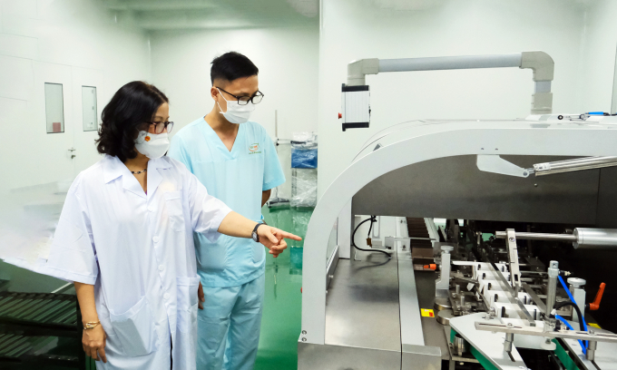 Prof. Dr. Nguyen Thi Lan, Director of the Vietnam National University of Agriculture, visiting Invet Company's production line and factory for veterinary and aquatic medicine. 