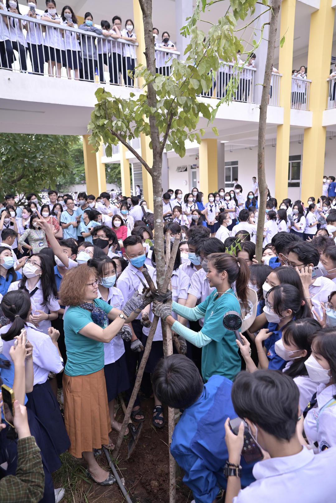 Hoa hậu Hoàn vũ H’ Hen Niê cùng học sinh trường THPT Phước Long trồng cây.