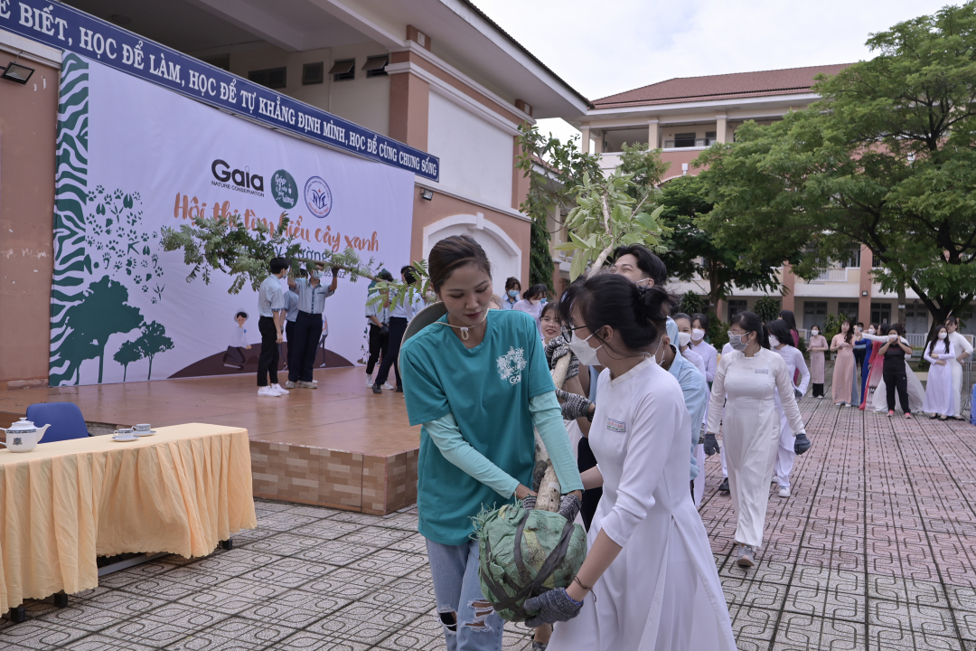 Hoa hậu Hoàn vũ H’Hen Niê cùng các bạn học sinh trường THPT Nguyễn Văn Tăng đem cây đi trồng trong khuôn viên trường.
