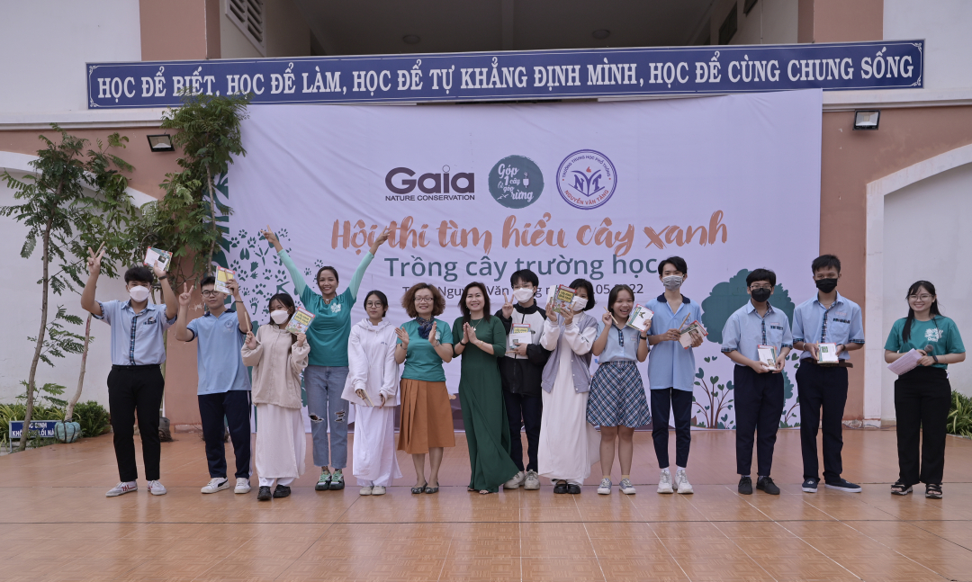 Trao quà cho học sinh đoạt giải tại Hội thi Tìm hiểu cây xanh tại trường THPT Nguyễn Văn Tăng, Thành phố Thủ Đức.