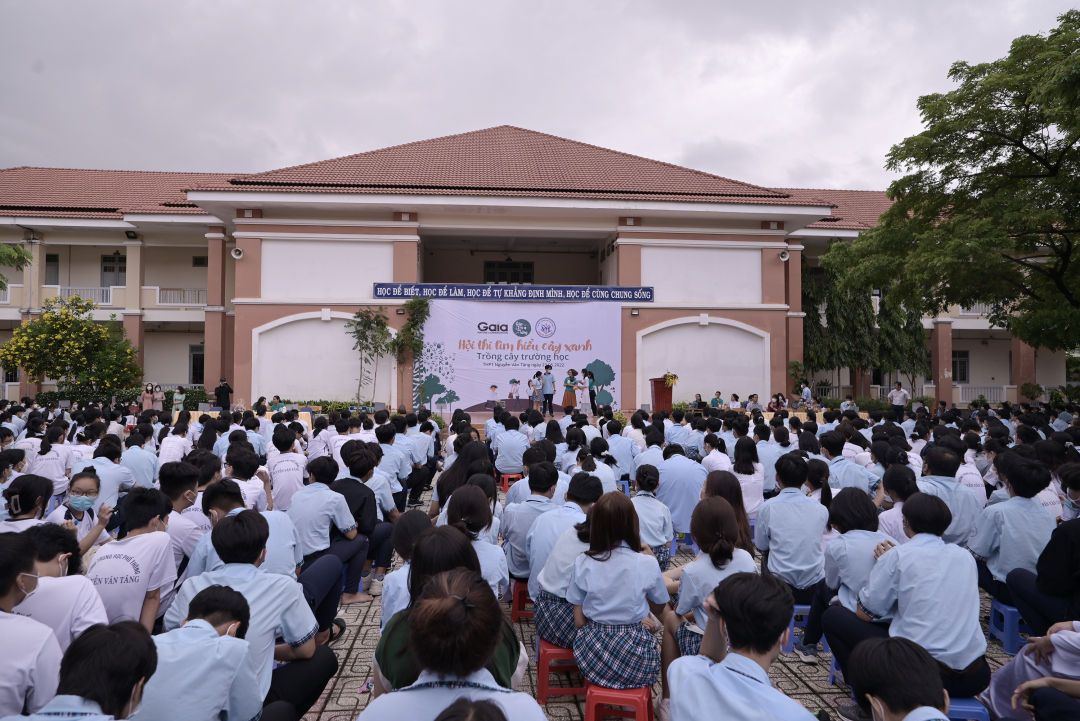 Học sinh Trường THPT Nguyễn Văn Tăng tìm hiểu về cây xanh.
