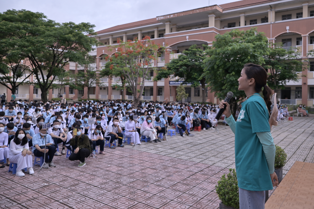 Hoa hậu Hoàn vũ Việt Nam 2018 H’Hen Niê phát biểu, truyền cảm hứng cho học sinh tại Trường THPT Nguyễn Văn Tăng, Thành phố Thủ Đức, TP.HCM.