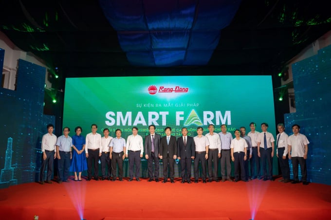 Ban lãnh đạo Rạng Đông cùng các chuyên gia, đối tác tại lễ ra mắt giải pháp SmartFarm