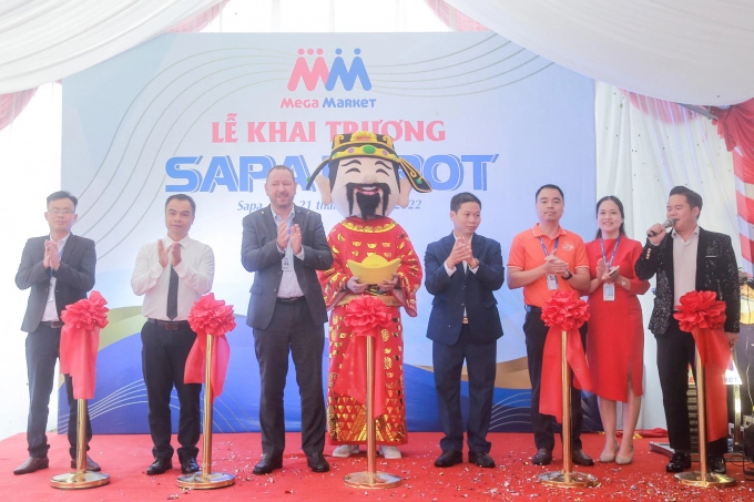 Delegates cut the ribbon at the opening of the Sa Pa warehouse, the 5th warehouse of MM nationwide.