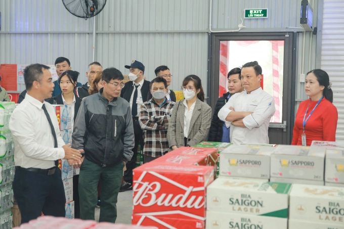 Proficient customers visit the Sapa warehouse.