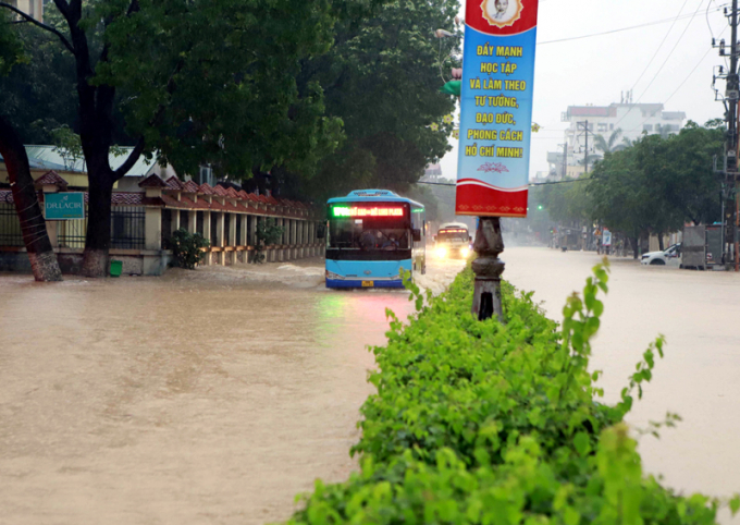 Nhiều đoạn trên tuyến đường Mê Linh, thành phố Vĩnh Yên bị ngập sâu.