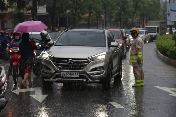 Cảnh sát giao thông Công an Vĩnh Phúc nhanh chóng phân luồng, điều tiết phương tiện để đảm bảo an toàn.