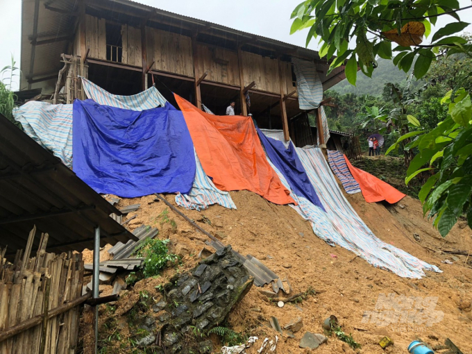 Mưa lớn khiến sạt lở đất diễn biến phức tạp, ảnh hưởng đến an toàn cho nhiều ngôi nhà ở Hà Giang. Ảnh: M.A.