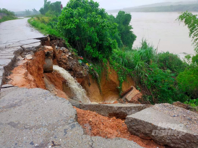 Mưa lớn khiến tuyến đường ven đê thuộc địa phận xã Cấp Tiến, huyện Sơn Dương, tỉnh Tuyên Quang bị hư hỏng. Ảnh: Tư liệu.