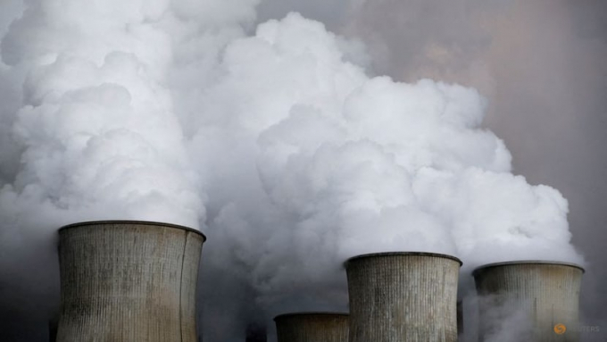 Steam rises from the cooling towers of the coal power plant of RWE, one of Europe's biggest electricity and gas companies in Niederaussem, Germany, on Mar 3, 2016. Photo: REUTERS/Wolfgang Rattay