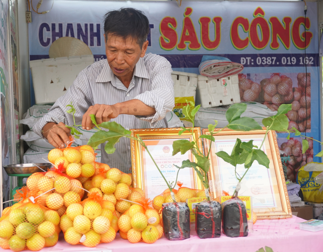 Gian hàng của tỉnh Sóc Trăng trưng bày sản phẩm chanh leo ngọt Sáu Công, đây là sản phẩm đạt chứng nhận OCOP 3 sao tỉnh Sóc Trăng năm 2021.