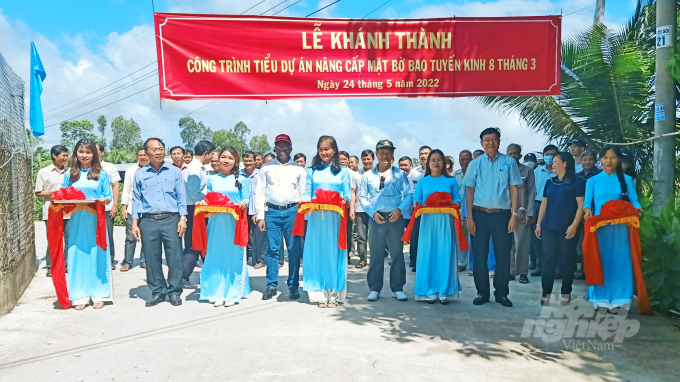 Khánh thành công trình tiểu dự án nâng cấp mặt bờ bao tuyến kênh 8 tháng 3 tại xã Thạnh Lộc, huyện Vĩnh Thạnh, TP Cần Thơ. Ảnh: Kim Anh.