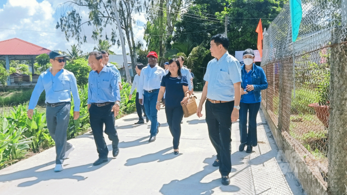 Đoàn công tác Ngân hàng Thế giới tham quan tuyến kênh 8 tháng 3, kết hợp với giao thông nông thôn phục vụ sản xuất lúa tại xã Thạnh Lộc, huyện Vĩnh Thạnh, TP Cần Thơ. Ảnh: Kim Anh.
